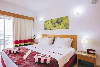 Image de Relaxing Getaway Awaits! 2 Comfortable Units, 2 Swimming Pools, Free Parking!