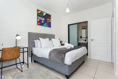 Auraluxe Safe & Cozy Apartment with restaurant, pool and gym in complex