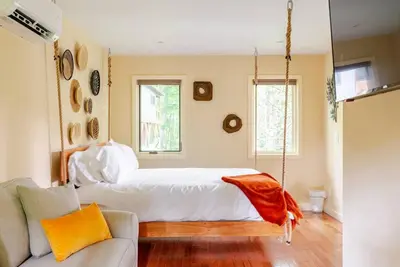 Image de Luxury Treehouse - Poplar Treehouse - Near Asheville - Pet Friendly