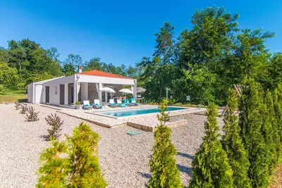 Image de Villa moderne avec piscine et jardin clôturé