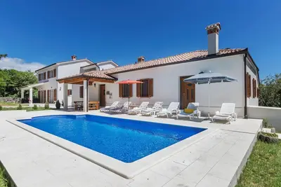 Image de Grande maison de vacances avec piscine