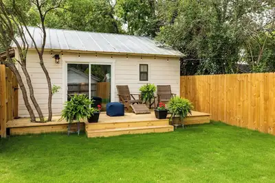 Image de ❤Charming Guesthouse downtown w/yard, deck, bikes & Firepit