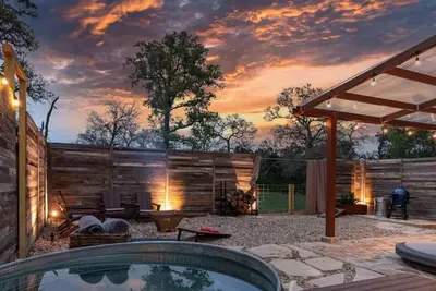 Image de Romantic Tiny Luxury Retreat w/ hot tub, sauna & outdoor shower in Wimberley / 10 acres