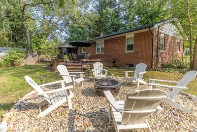 Image de Pet Friendly - walk to lake Michigan w/ Backyard & Fire Pit