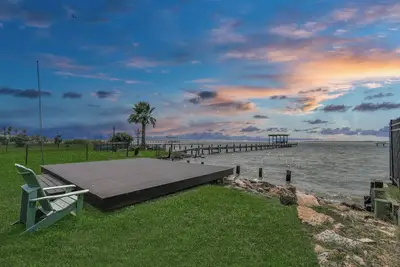 Image de Bayfront Breeze - Waterfront home right on Dickinson/Galveston Bay!