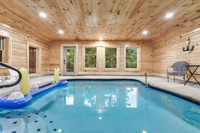 Image de Brand New! Indoor heated pool, Mountain View’s!