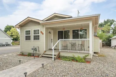 Image de Fully furnished house on quiet, private road in a great central valley location