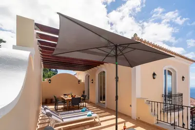 Image de Spacious villa, shared pool|Palheiro Eagle