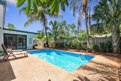 Image de Tropical Beach House - Pool & Private Backyard - Close to everything