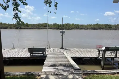 Image de \"Coral Reef\" waterfront home on a private road, lighted fishing pier, and wifi.