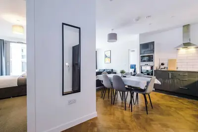Image de 2 Bedroom Apartment with Balcony