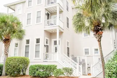Image de Large family home across street from the beach!