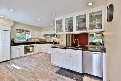 Image de Ludlow Home with Private Hot Tub Near Okemo