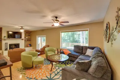 Image de Serene Seneca Retreat w\/ Deck ~ 4 Mi to Clemson!