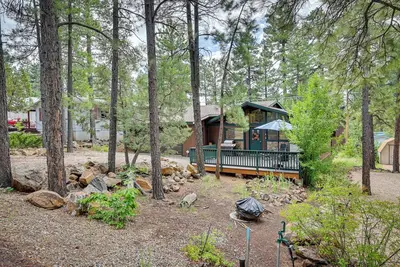 Image de Cozy Munds Park Cabin w\/ Fireplace & Deck!