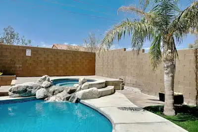 Image de 3 Bedroom Retreat with Resort-Style Pool and Spectacular Mountain Views!