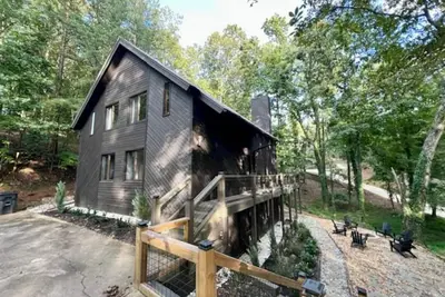 Image de Modern 4 bedroom 4 bathroom home offered for extended stays.