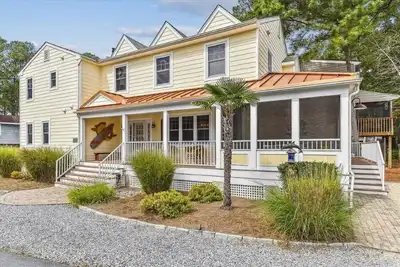 Image de Spacious Coastal Retreat 5br 3ba Pet Friendly Home 1 Mile to the Beach
