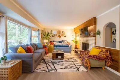 Image de Humongous home near trails\/shops