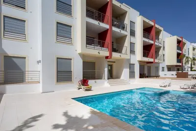 Image de Luminous 2 Bdr Apartment W/Pool by LovelyStay