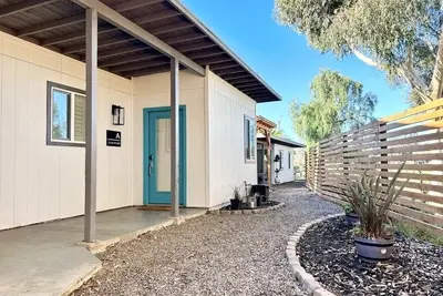 Image de Cute 2-Br house with stunning golf course views from the backyard!