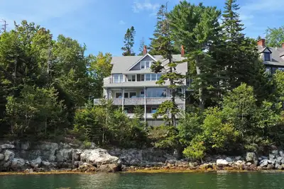 Image de Historic Summer Cottage with stunning views of the harbor and modern amenities.
