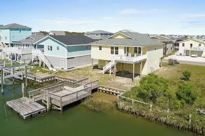 Image de A canal access! Perfect cozy three-bedroom home just steps from beach access!