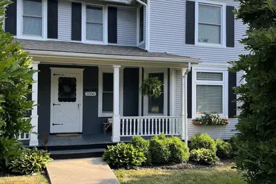 Image de Charming home, walk to The District, dining & shops: Lake Geneva only 12 miles!