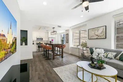 Image de Chic 4br Condo in California Building