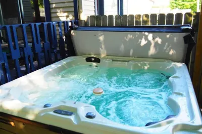 Image de Restoration - Romantic Getaway with Private Spa, Deck, A/C, and Great Location!