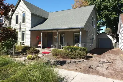 Image de Bayside Cottage - Large, Newly-Remodeled, and Great Location! Walk to Beach and Downtown!