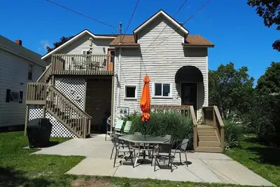 Image de The Cute & Cozy - Upper Apartment - Great Location! Walk To Beach And Downtown! A/C!