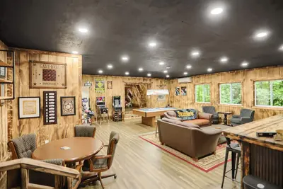 Image de Gingerbread Chalet- Raystown- Shy Beaver