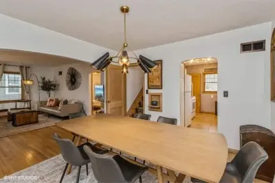 Image de The Monroe-Cozy Vintage Midcentury Modern Bungalow