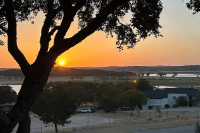 Image de Quiet, pet friendly condo, beautiful sunset views.