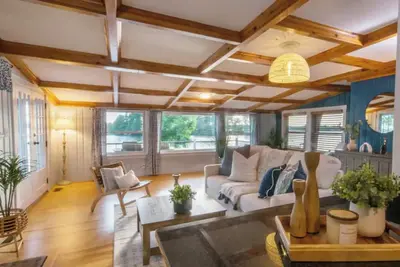 Image de Blu Heaven a Place in Lakeville! \nLakefront property - steps from water!