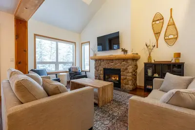 Image de 3 Bedrooms l Sleeps 7 Adults l Hot Tub