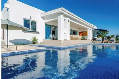 Image de Spectacular 3000 sq. foot Oceanview Villa
