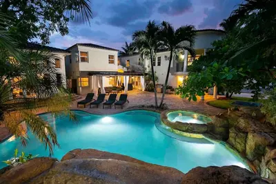 Image de Villa sleeps 18, Movie theater, Pool, & Jacuzzi!