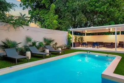 Image de Beautiful Villa with heated pool, Fits 14!