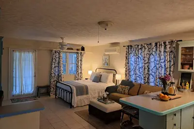 Image de Hidden Haven - Cozy Studio - with pool.