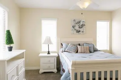 Image de Charming 3 bedroom near shopping eating and fun!