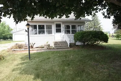 Image de 3 Level House for the whole family! Quiet 2 bedroom house sleeps 6!