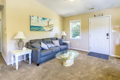 Image de Charming Emerald Isle Escape < 1 Mi to Beach!