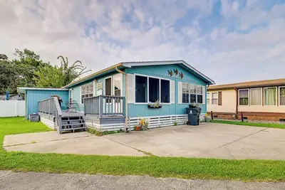 Image de Surfside Beach Home w/ Community Perks Near Ocean!
