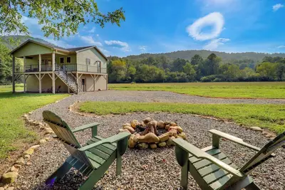 Image de Peaceful Purlear Vacation Rental w\/ Creek Access!