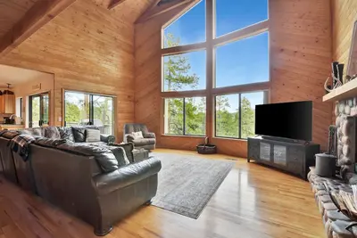 Image de Secluded Forest Retreat Charming 4Bedroom Cabin in the Heart of Prescott Forest!