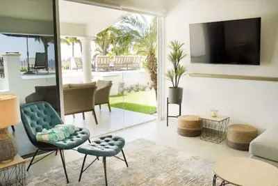 Image de Newly renovated 4 bedrm villa stunning views and tremendous outdoor space.