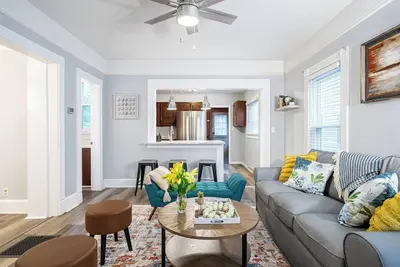 Image de Sunshine Haven- Walk Downtown * New Hot Tub!