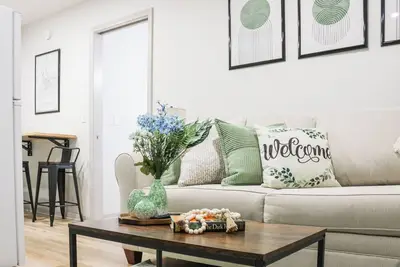 Image de Cozy Riverside Apt. Min to Downtown Louisville. King Bed, Coffee Bar!